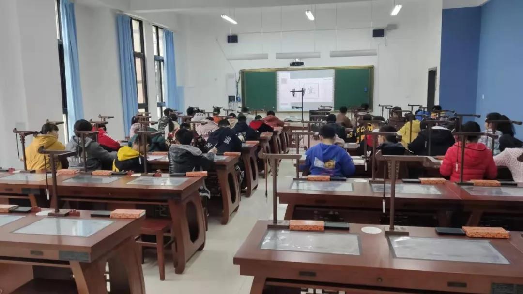 鎮(zhèn)平縣金陵外國語學校