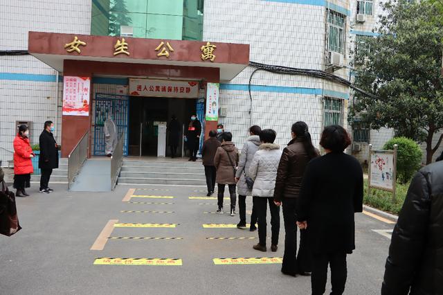 市教育局對南陽一中、南陽五中高三開學(xué)準(zhǔn)備工作開展檢查驗收