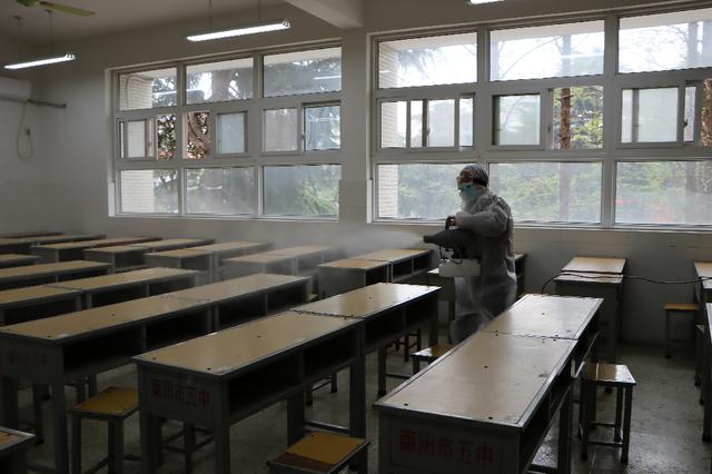 市教育局對南陽一中、南陽五中高三開學(xué)準(zhǔn)備工作開展檢查驗收