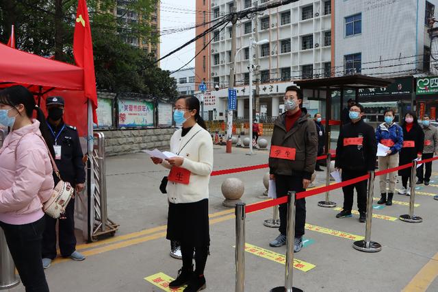 市教育局對南陽一中、南陽五中高三開學(xué)準(zhǔn)備工作開展檢查驗收