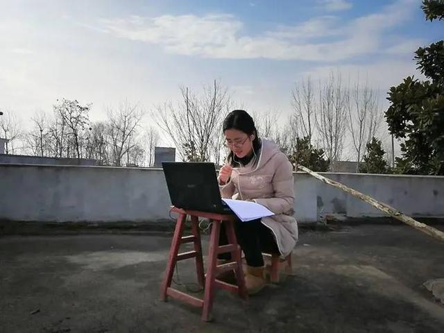 南陽一完初中部女老師，在村子里找方法上網(wǎng)課